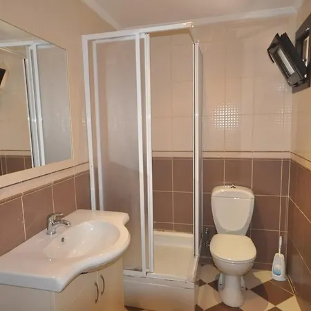 شقة Sleeps 5 With Pool And Air Con بودروم