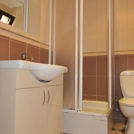 Sleeps 5 With Pool And Air Con شقة *